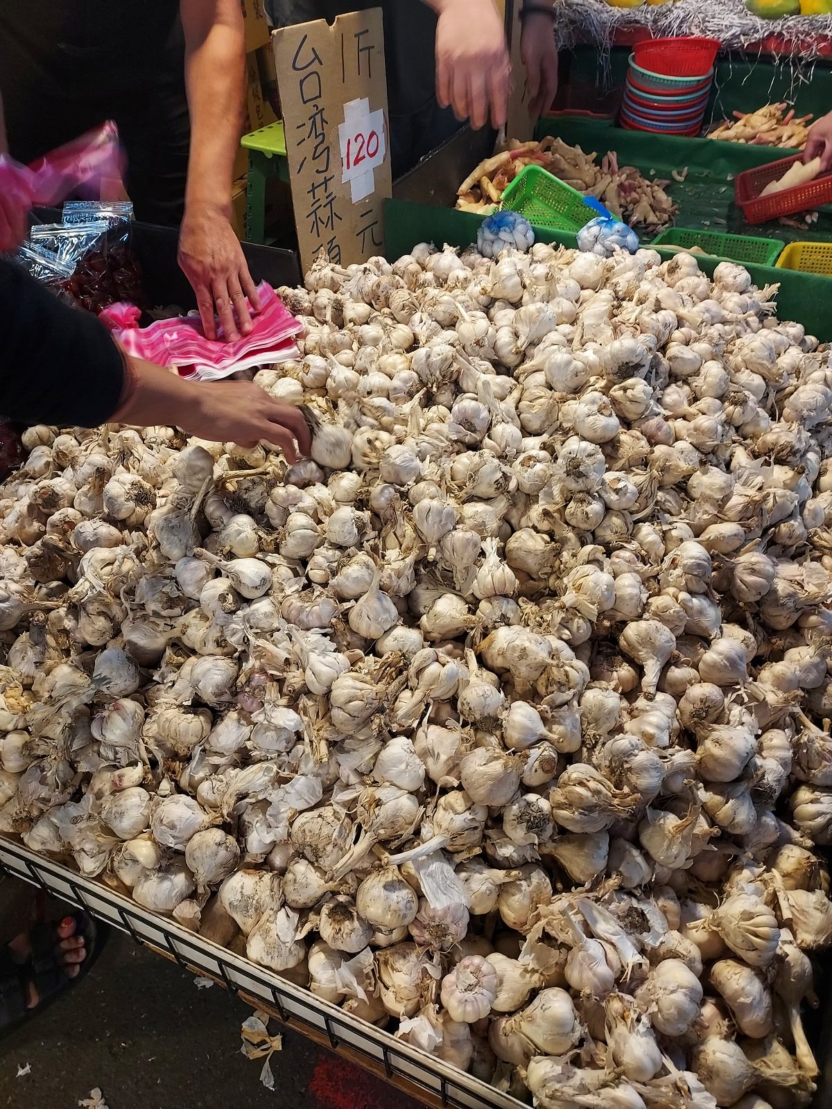 台湾朝市┃何でも売っている。服、雑貨、靴など、朝市が好きなお母さん達は毎日行くよ(朝市→菜市場)台湾旅行