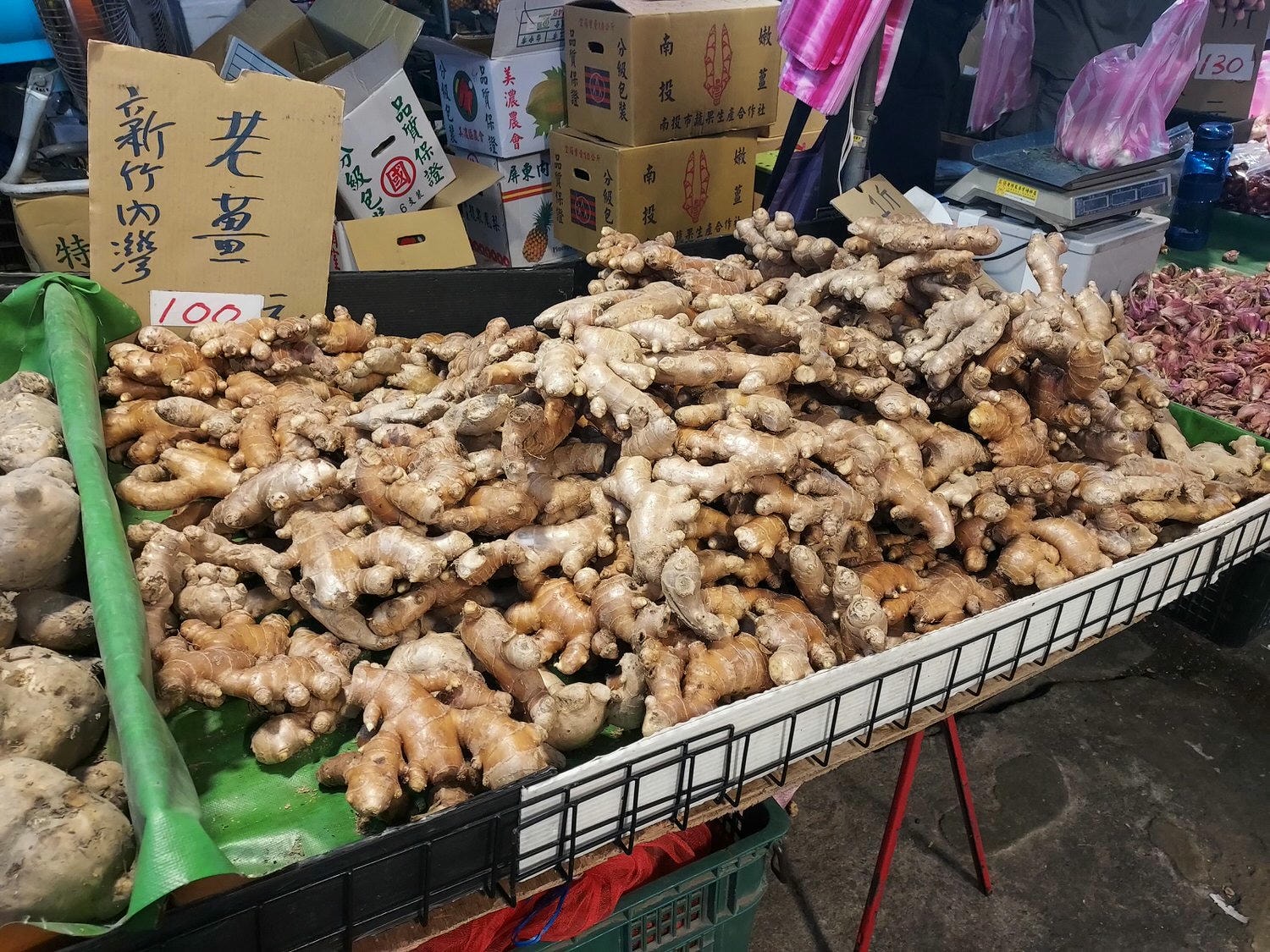 台湾朝市┃何でも売っている。服、雑貨、靴など、朝市が好きなお母さん達は毎日行くよ(朝市→菜市場)台湾旅行