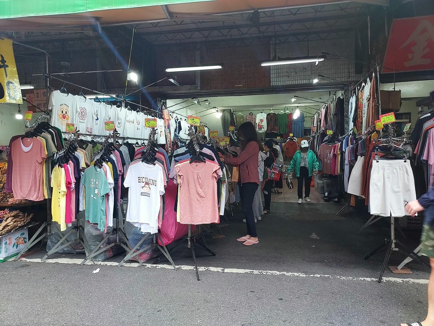 台湾朝市┃何でも売っている。服、雑貨、靴など、朝市が好きなお母さん達は毎日行くよ(朝市→菜市場)台湾旅行