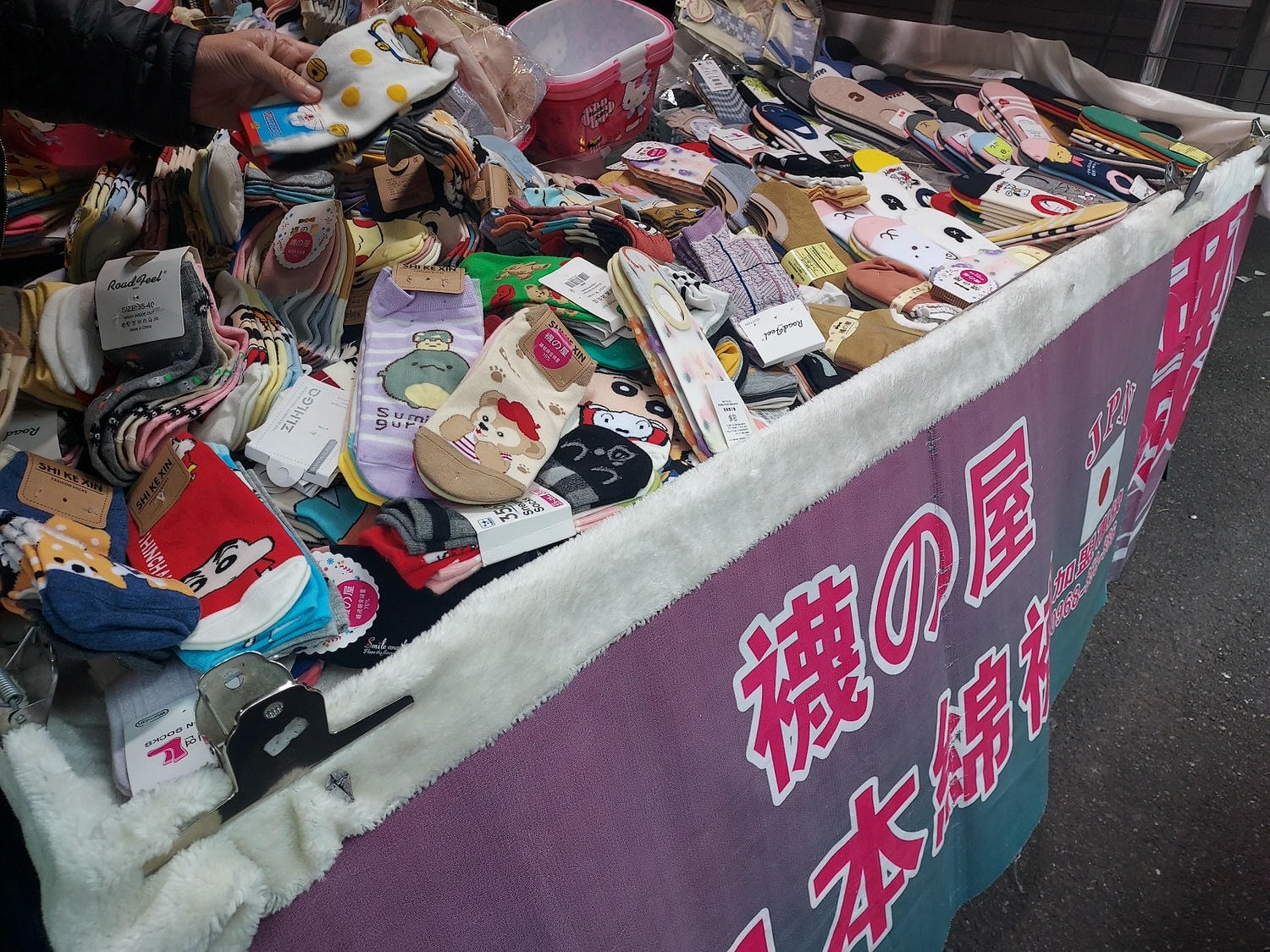 台湾朝市┃何でも売っている。服、雑貨、靴など、朝市が好きなお母さん達は毎日行くよ(朝市→菜市場)台湾旅行