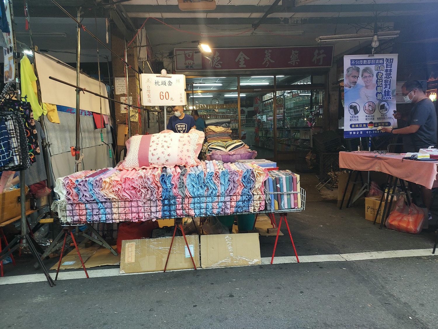 台湾朝市┃何でも売っている。服、雑貨、靴など、朝市が好きなお母さん達は毎日行くよ(朝市→菜市場)台湾旅行