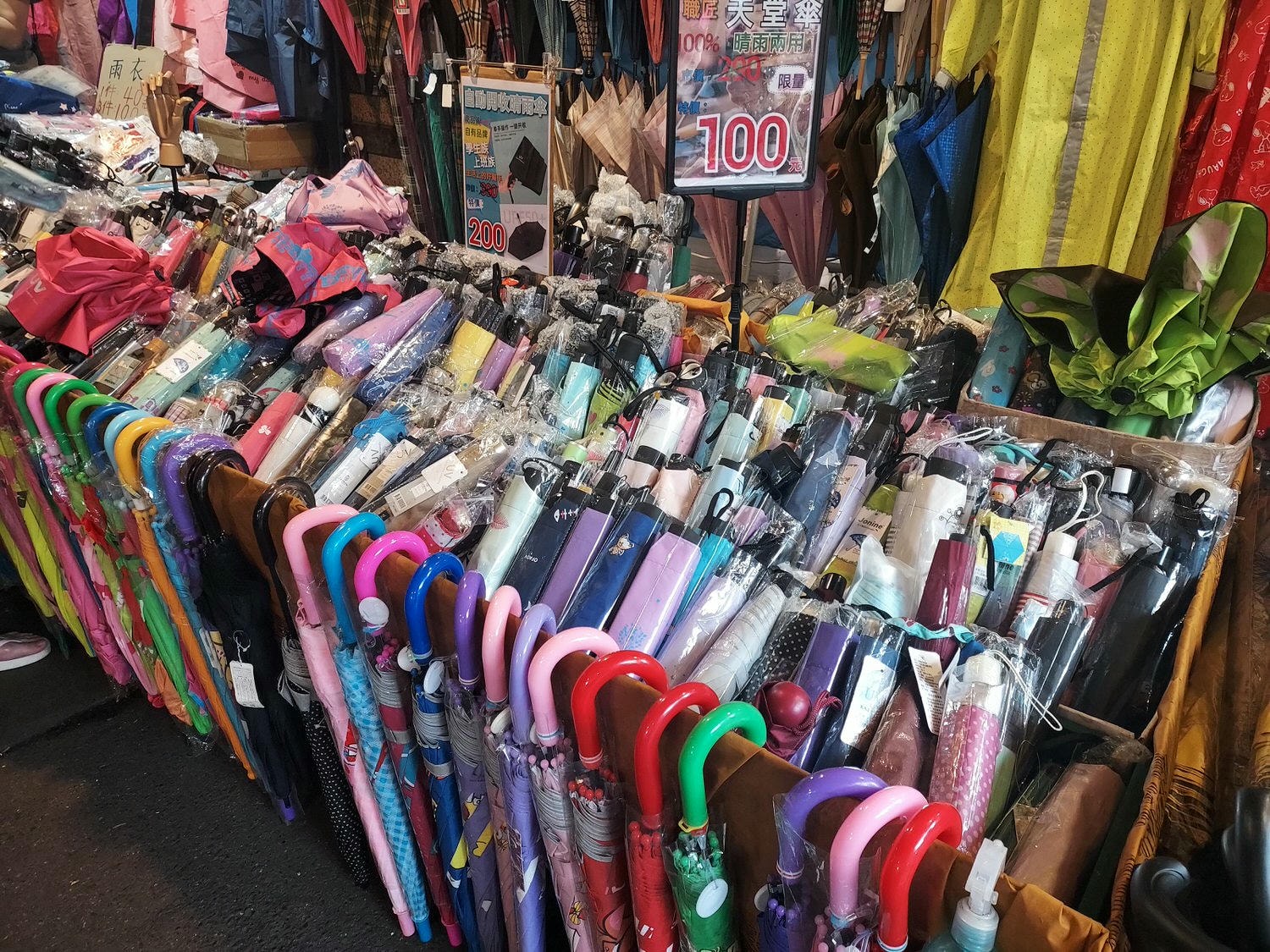 台湾朝市┃何でも売っている。服、雑貨、靴など、朝市が好きなお母さん達は毎日行くよ(朝市→菜市場)台湾旅行