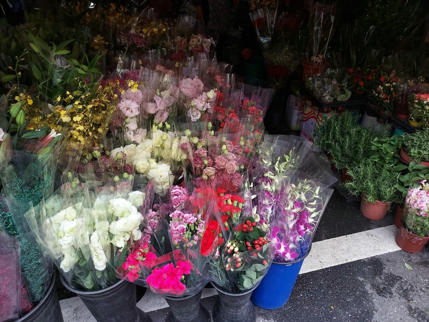 台湾朝市┃何でも売っている。服、雑貨、靴など、朝市が好きなお母さん達は毎日行くよ(朝市→菜市場)台湾旅行