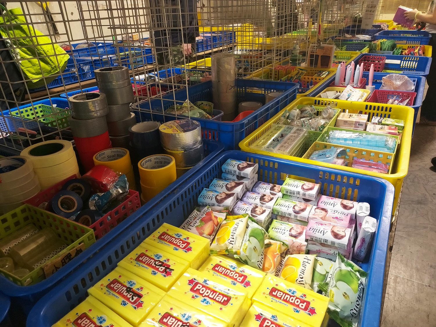 台湾朝市┃何でも売っている。服、雑貨、靴など、朝市が好きなお母さん達は毎日行くよ(朝市→菜市場)台湾旅行