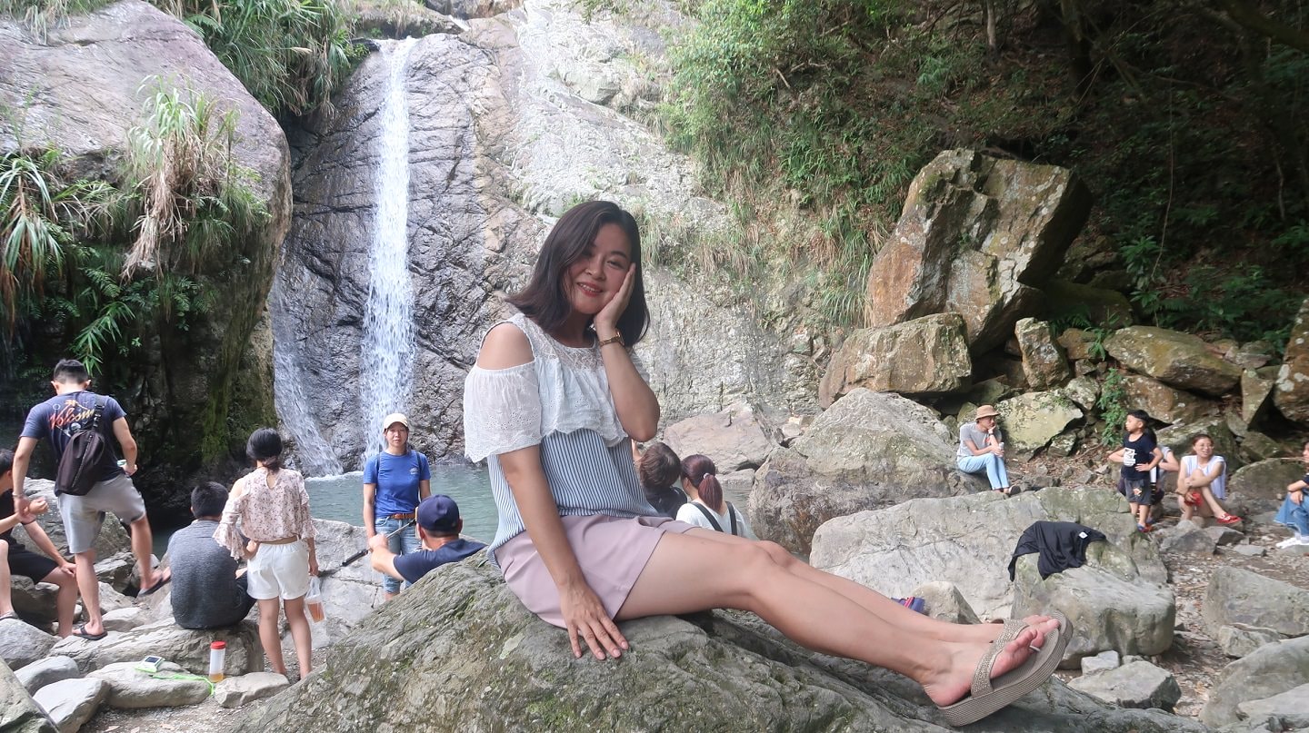 宜蘭東澳︱一日秘境行程 絕美粉鳥林漁港沙灘 阿滿姨吃海鮮 礁溪猴洞坑瀑布 奕順軒買牛舌餅