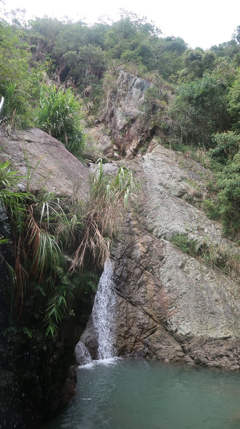 宜蘭東澳︱一日秘境行程 絕美粉鳥林漁港沙灘 阿滿姨吃海鮮 礁溪猴洞坑瀑布 奕順軒買牛舌餅
