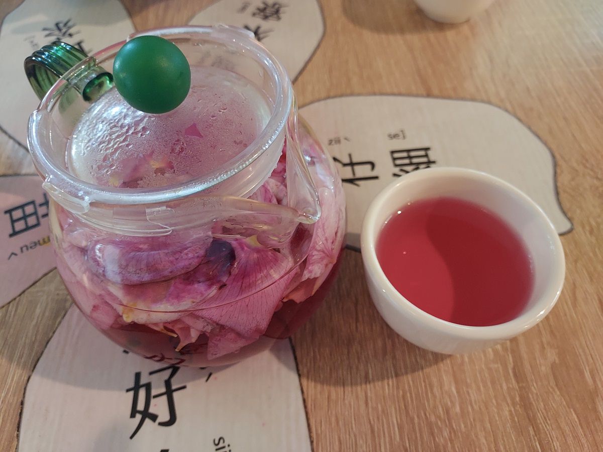 苗栗賞花┃一日行程 卓蘭花露農場 向日葵繡球花玫瑰 拍照姿勢這樣加分 迷你汶水老街有fu~ - 第37張圖 苗栗賞花┃一日行程 卓蘭花露農場 向日葵繡球花玫瑰 拍照姿勢這樣加分 迷你汶水老街有fu~