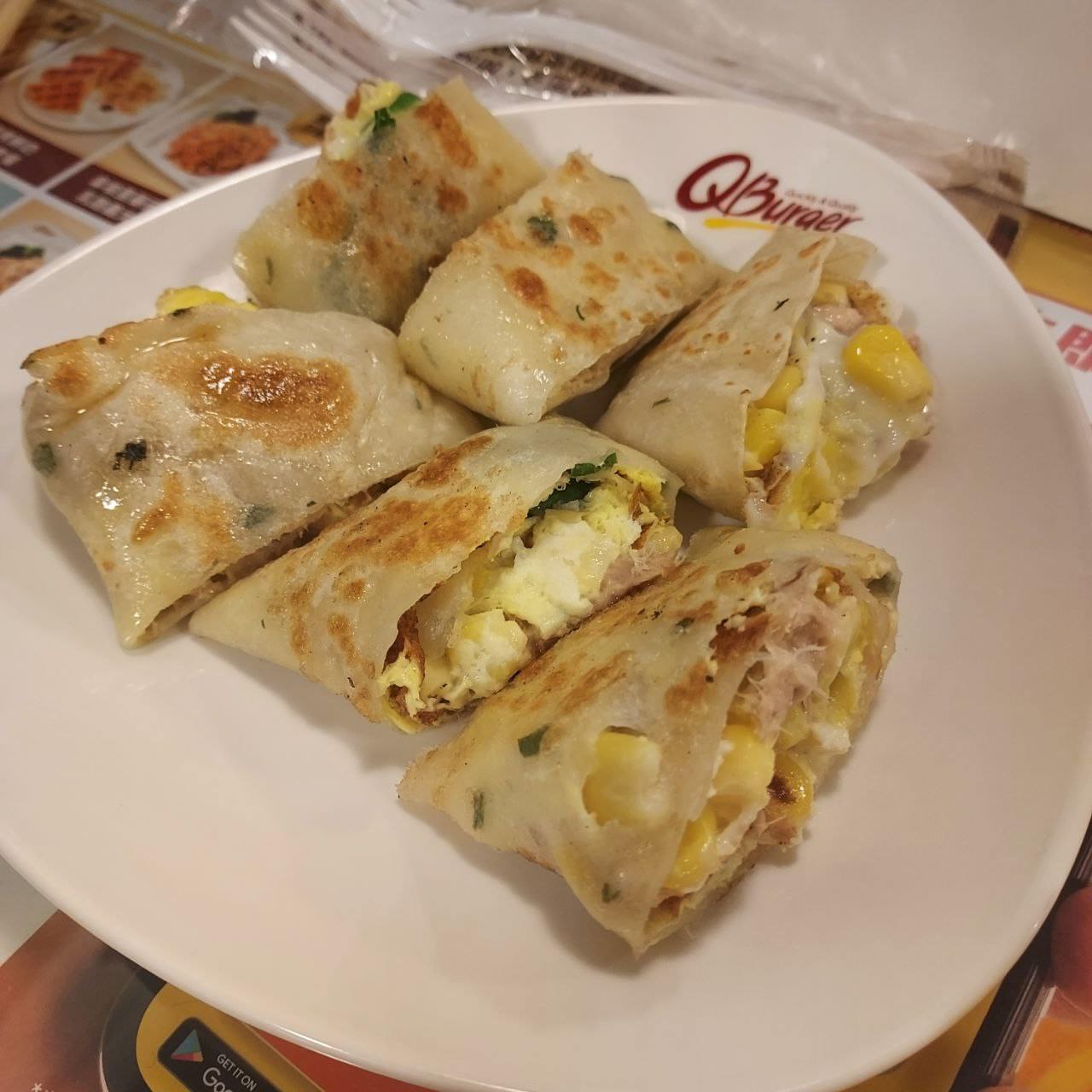 台湾朝食┃ツナチーズ卵焼き餅(鮪魚起士蛋餅) 鶏モモチキンハンバーガー(卡啦雞腿堡)  パクチー蛋餅