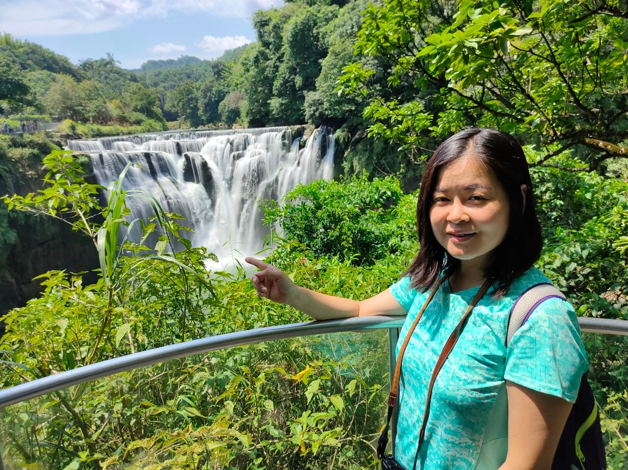 新北平溪┃一日行程 平溪車站遇火車 走走平溪老街 十分瀑布公園 很美的「四廣潭吊橋」 懷舊一日看天燈