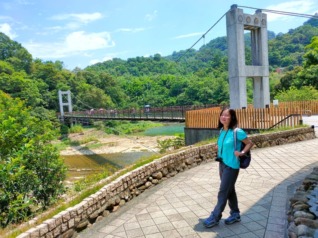 新北平溪┃一日行程 平溪車站遇火車 走走平溪老街 十分瀑布公園 很美的「四廣潭吊橋」 懷舊一日看天燈