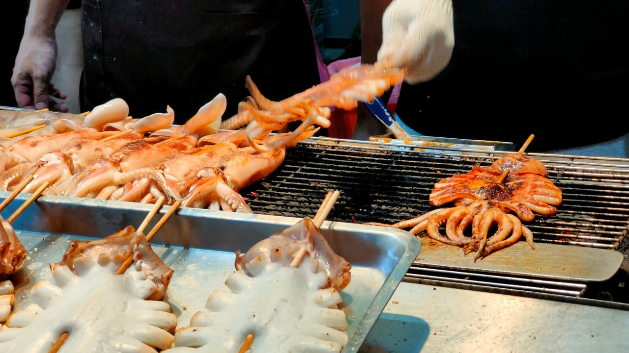 台中梧棲┃最大梧棲漁港觀光漁市 烤花枝今好呷 轉型網美漁港 最美夕陽「高美濕地」這黃昏浪漫極了