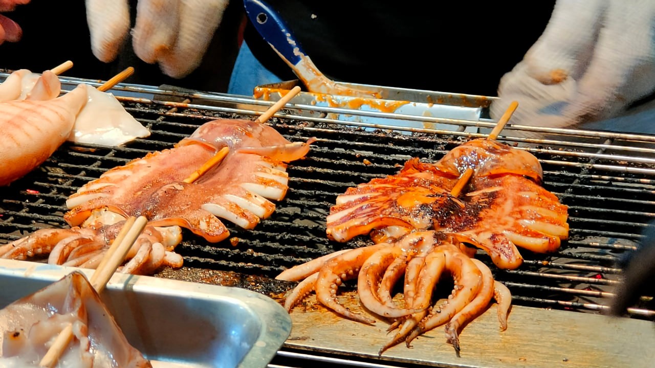 台中梧棲┃最大梧棲漁港觀光漁市 烤花枝今好呷 轉型網美漁港 最美夕陽「高美濕地」這黃昏浪漫極了