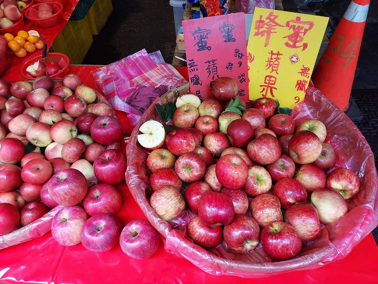 台湾朝市┃何でも売っている。服、雑貨、靴など、朝市が好きなお母さん達は毎日行くよ(朝市→菜市場)台湾旅行