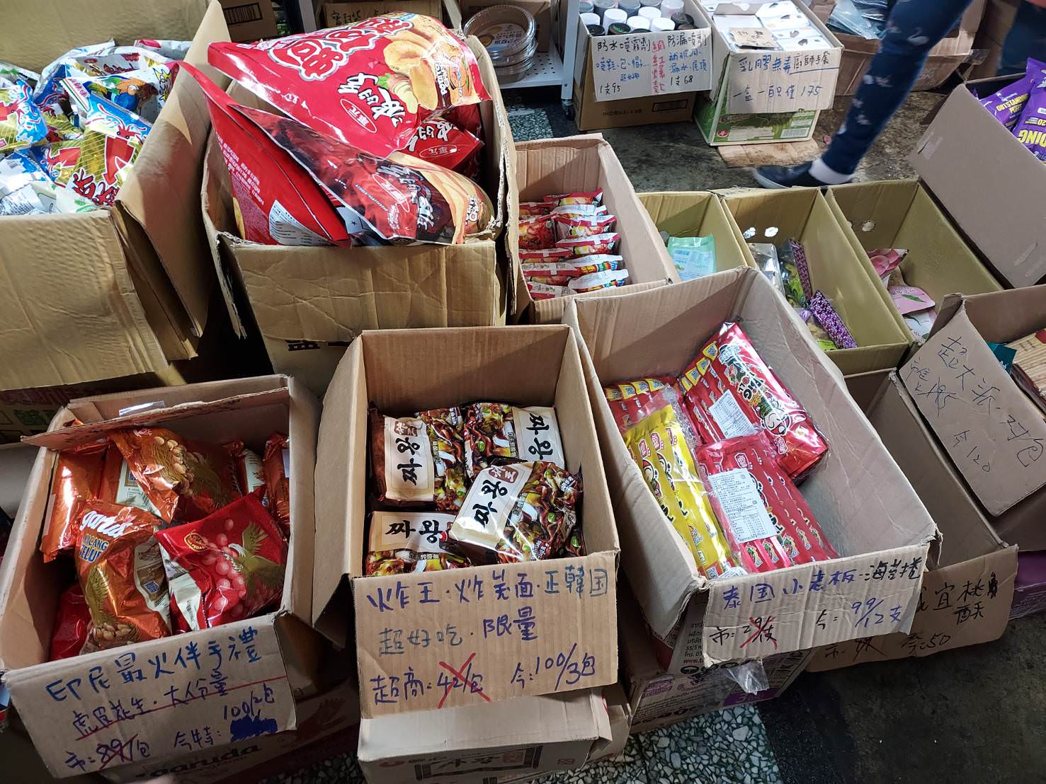 台湾朝市┃何でも売っている。服、雑貨、靴など、朝市が好きなお母さん達は毎日行くよ(朝市→菜市場)台湾旅行