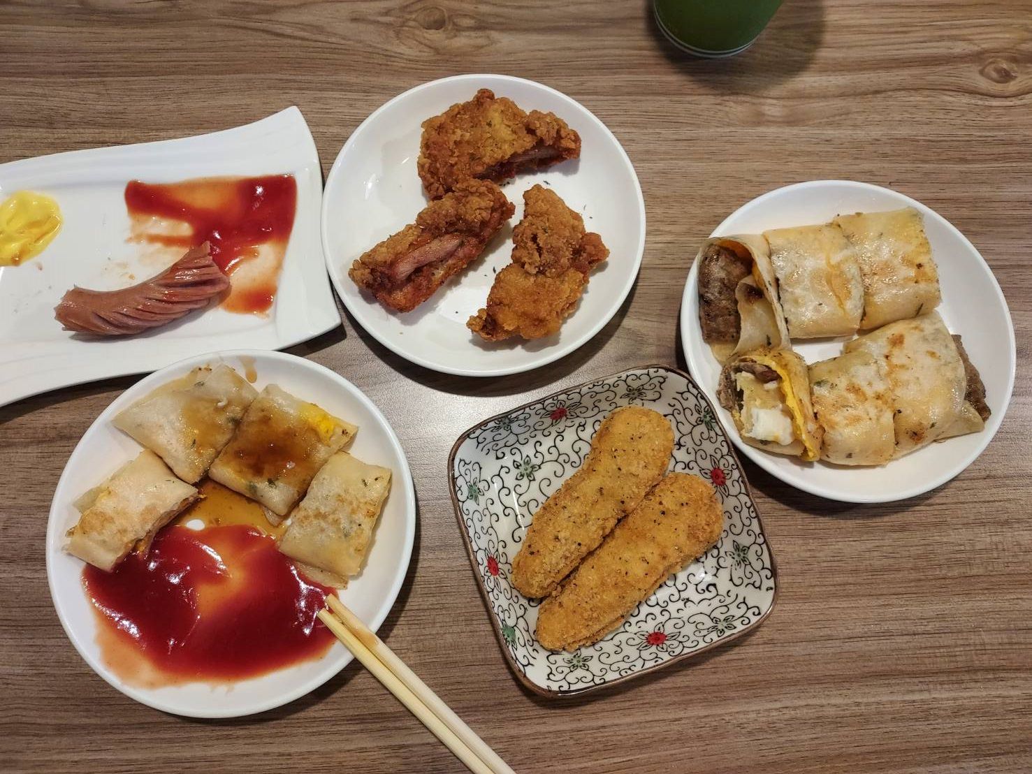 台湾朝食┃ツナチーズ卵焼き餅(鮪魚起士蛋餅) 鶏モモチキンハンバーガー(卡啦雞腿堡)  パクチー蛋餅