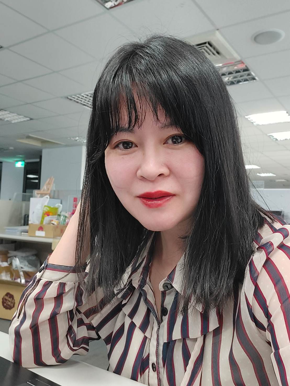 小資開箱┃唇色關係妳的氣色「ENSWLE璦絲兒」四色口紅唇膏 保濕亮度佳 無負擔彩妝 優雅從口紅開始 - 第8張圖 小資開箱┃唇色關係妳的氣色「ENSWLE璦絲兒」四色口紅唇膏 保濕亮度佳 無負擔彩妝 優雅從口紅開始