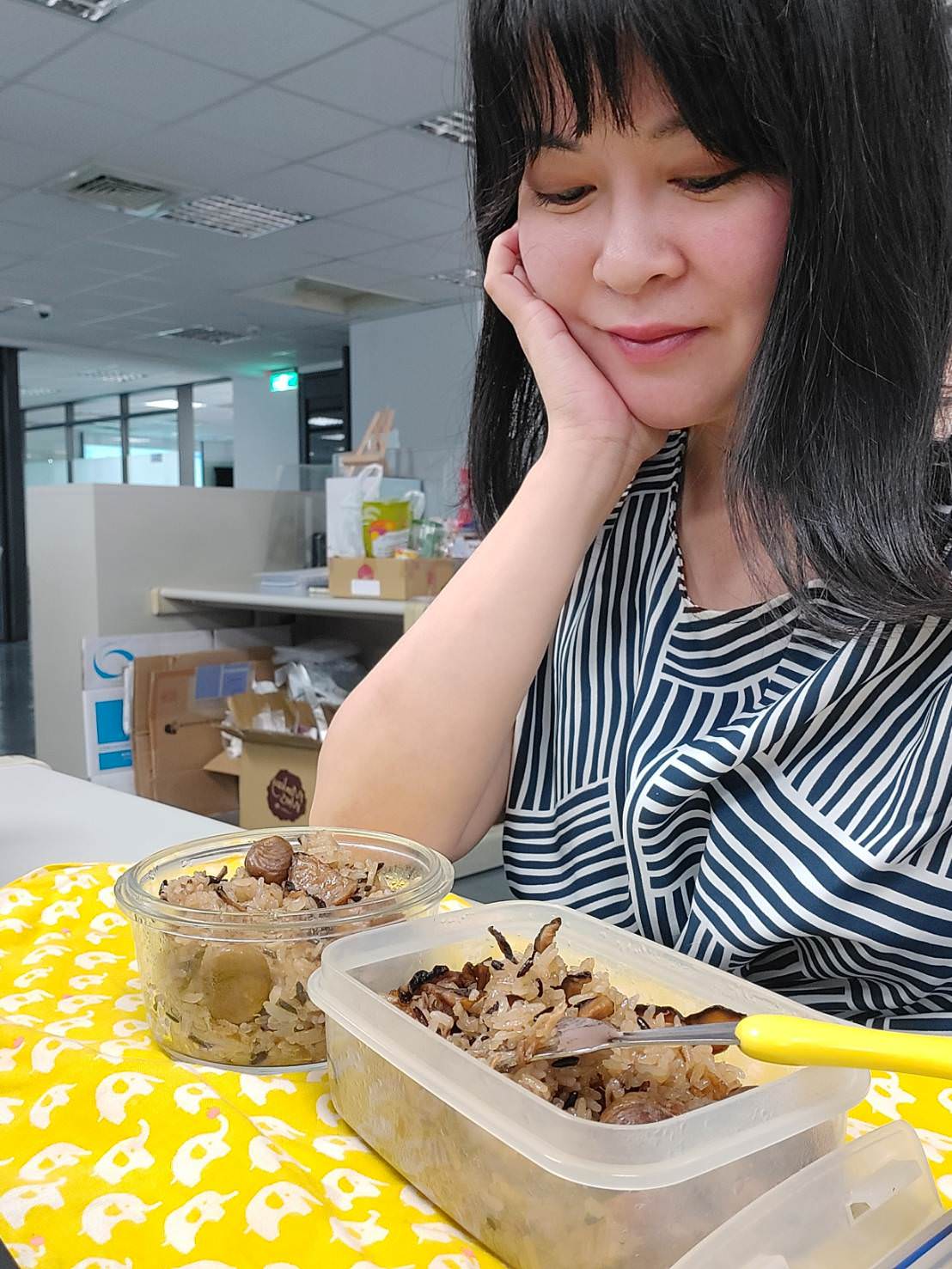 小資開箱┃上班族三餐最方便「冊子油飯」即享餐盒 租屋族一台電鍋搞定 栗子素油飯超推 吃很飽