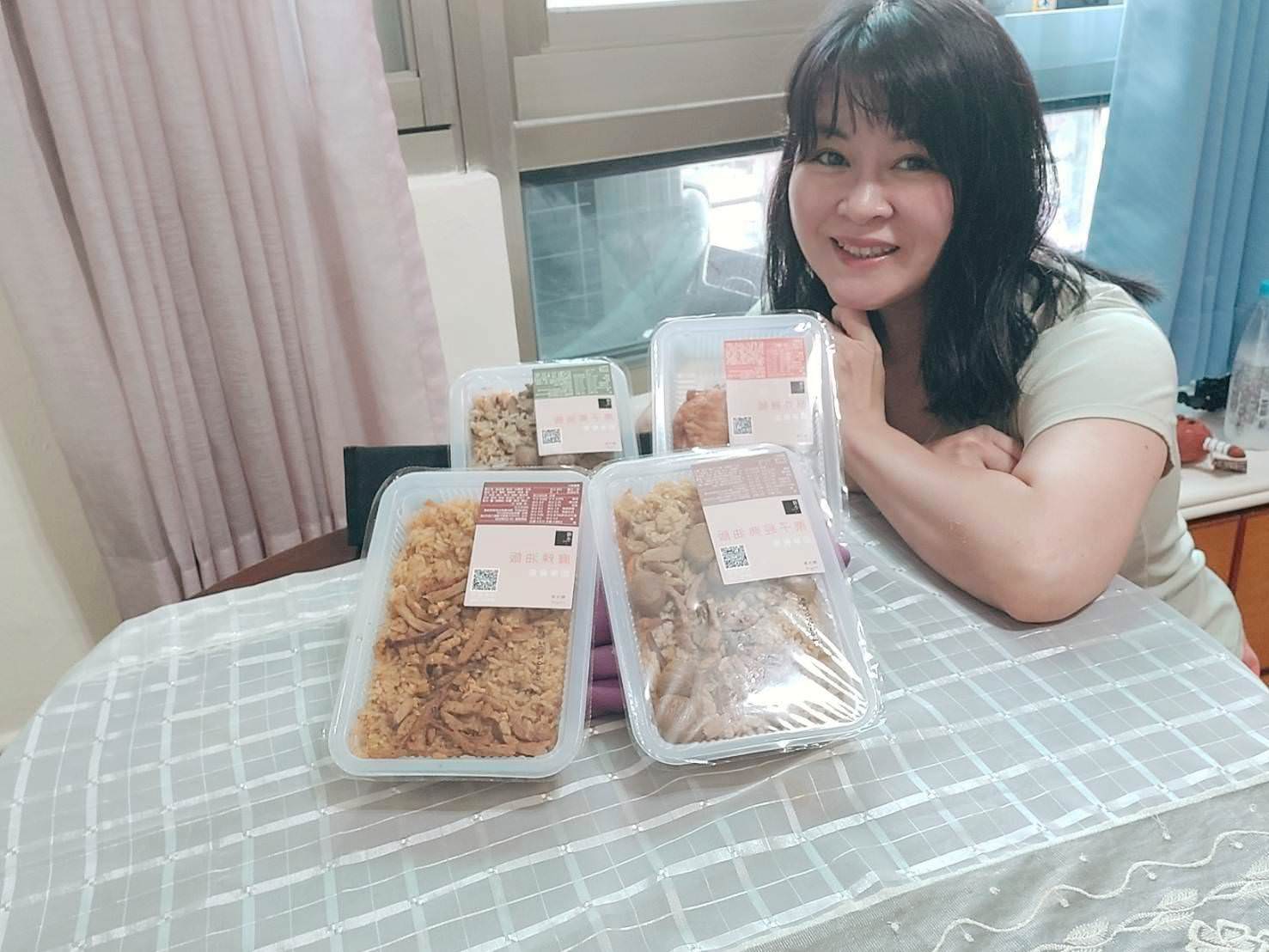 小資開箱┃上班族三餐最方便「冊子油飯」即享餐盒 租屋族一台電鍋搞定 栗子素油飯超推 吃很飽