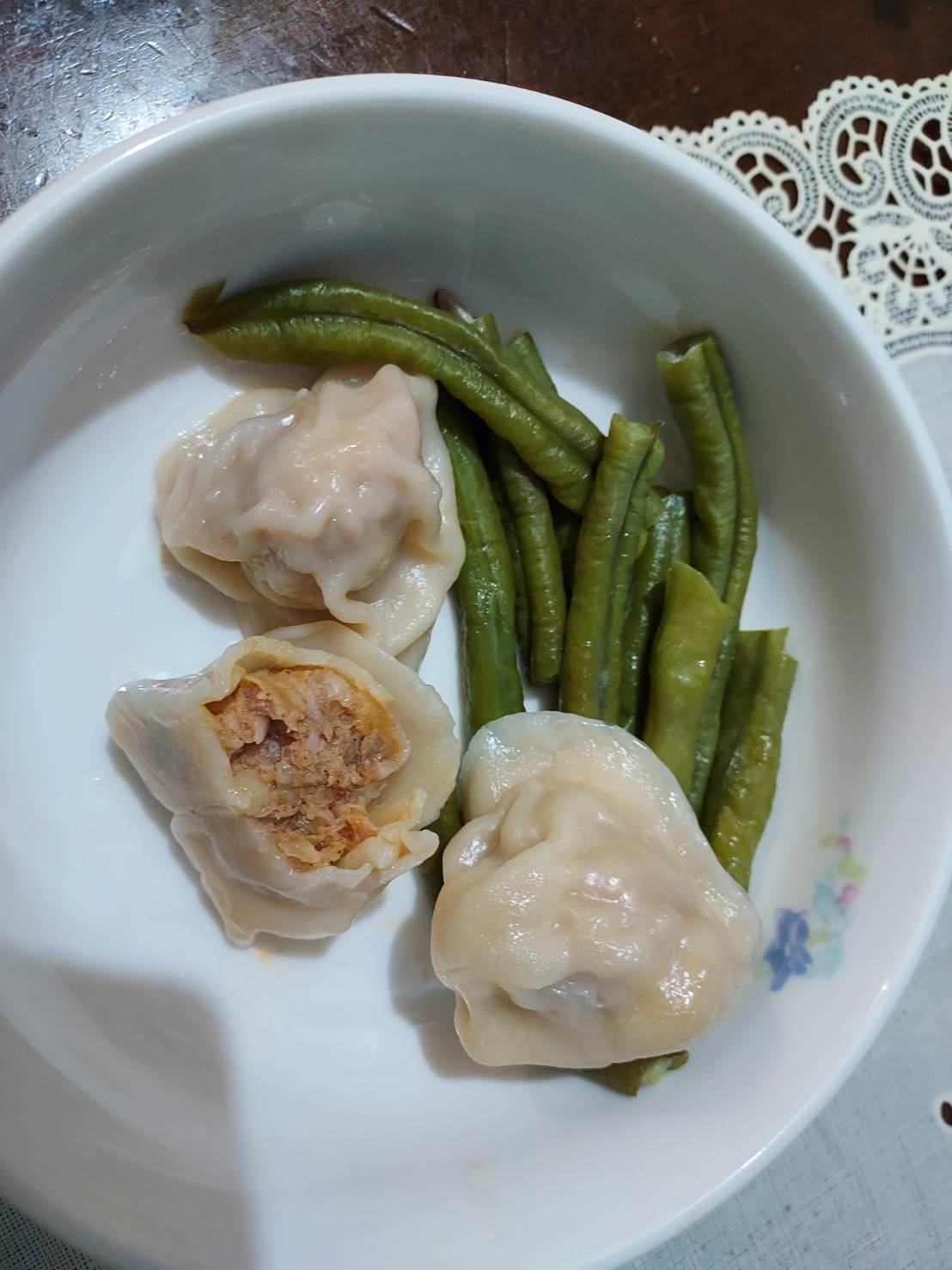 小資開箱┃民生社區 阿霞阿嬤水餃「辣隻豬餃」秘制香辣粉 皮Q飽滿用料實在 肉汁鮮美 冷凍水餃大推薦!