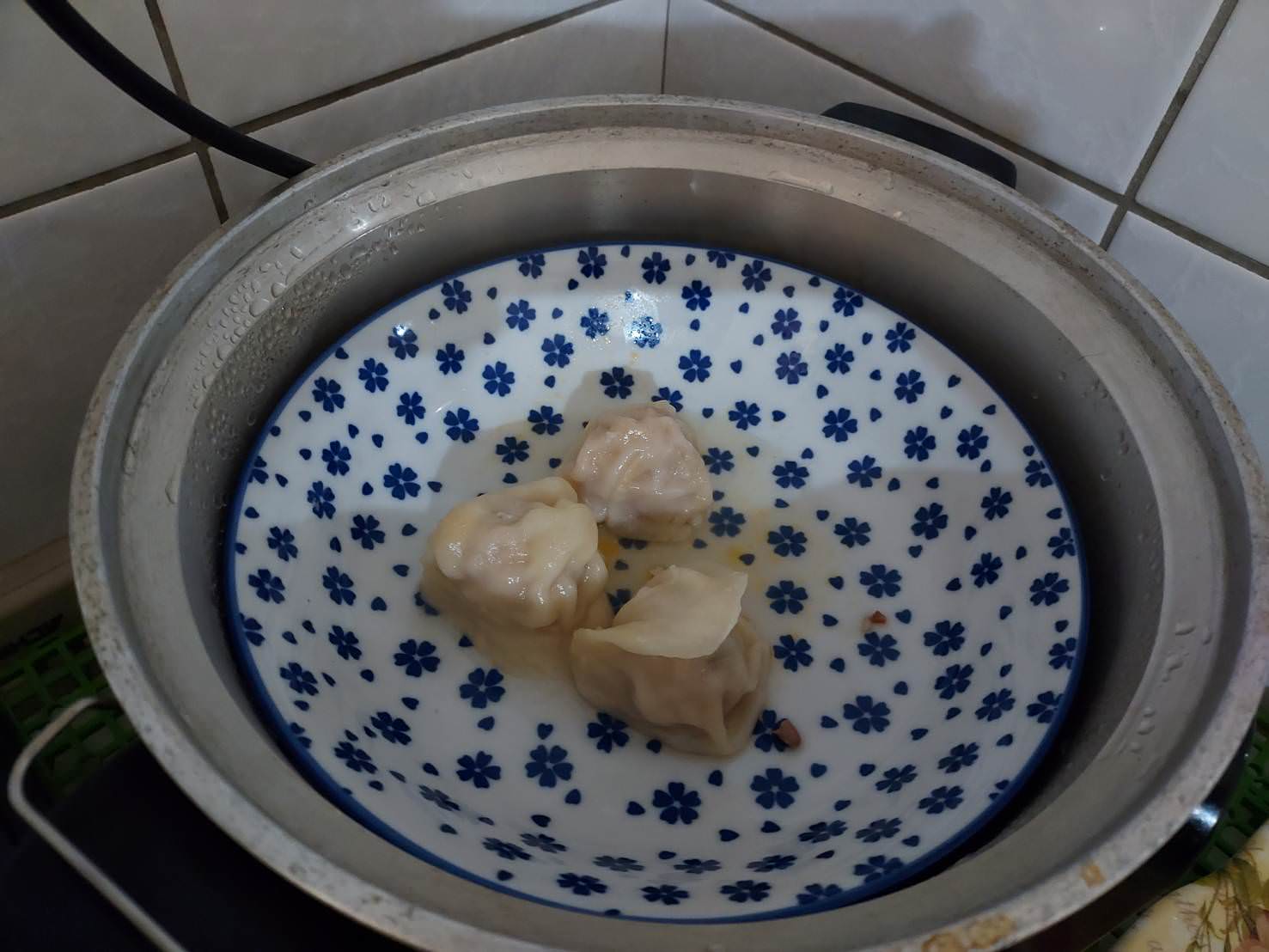 小資開箱┃民生社區 阿霞阿嬤水餃「辣隻豬餃」秘制香辣粉 皮Q飽滿用料實在 肉汁鮮美 冷凍水餃大推薦!