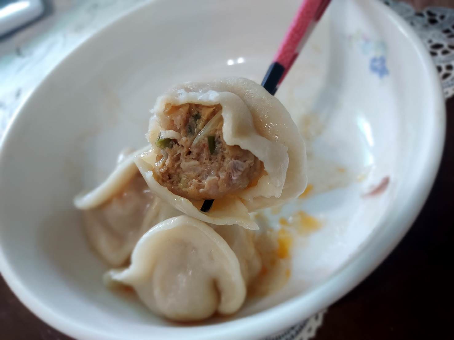 小資開箱┃民生社區 阿霞阿嬤水餃「辣隻豬餃」秘制香辣粉 皮Q飽滿用料實在 肉汁鮮美 冷凍水餃大推薦!