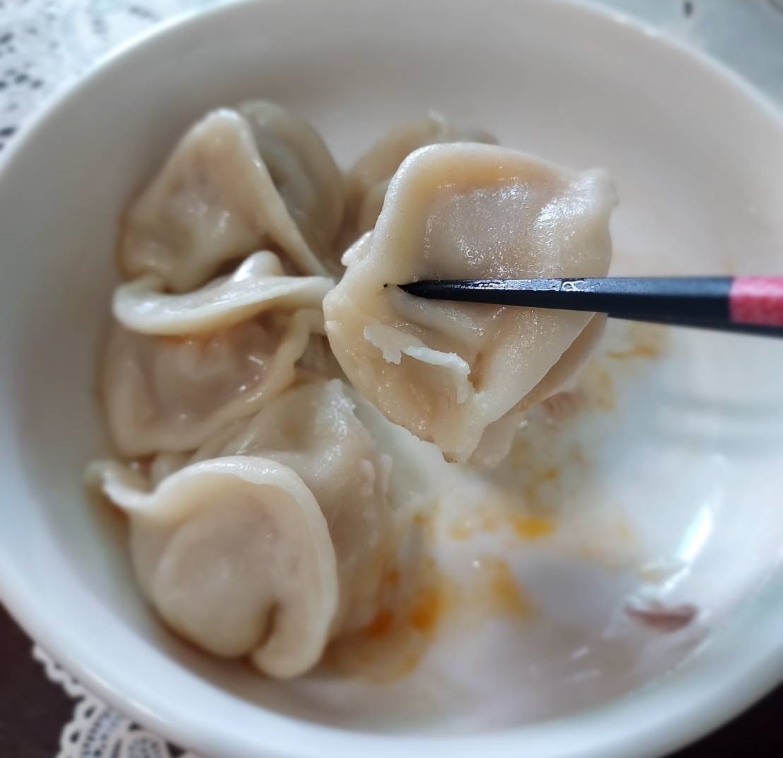 小資開箱┃民生社區 阿霞阿嬤水餃「辣隻豬餃」秘制香辣粉 皮Q飽滿用料實在 肉汁鮮美 冷凍水餃大推薦!