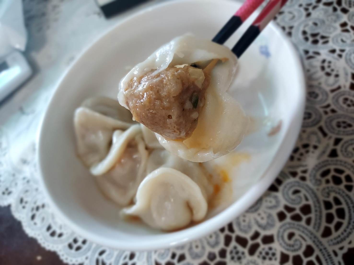 小資開箱┃民生社區 阿霞阿嬤水餃「辣隻豬餃」秘制香辣粉 皮Q飽滿用料實在 肉汁鮮美 冷凍水餃大推薦!