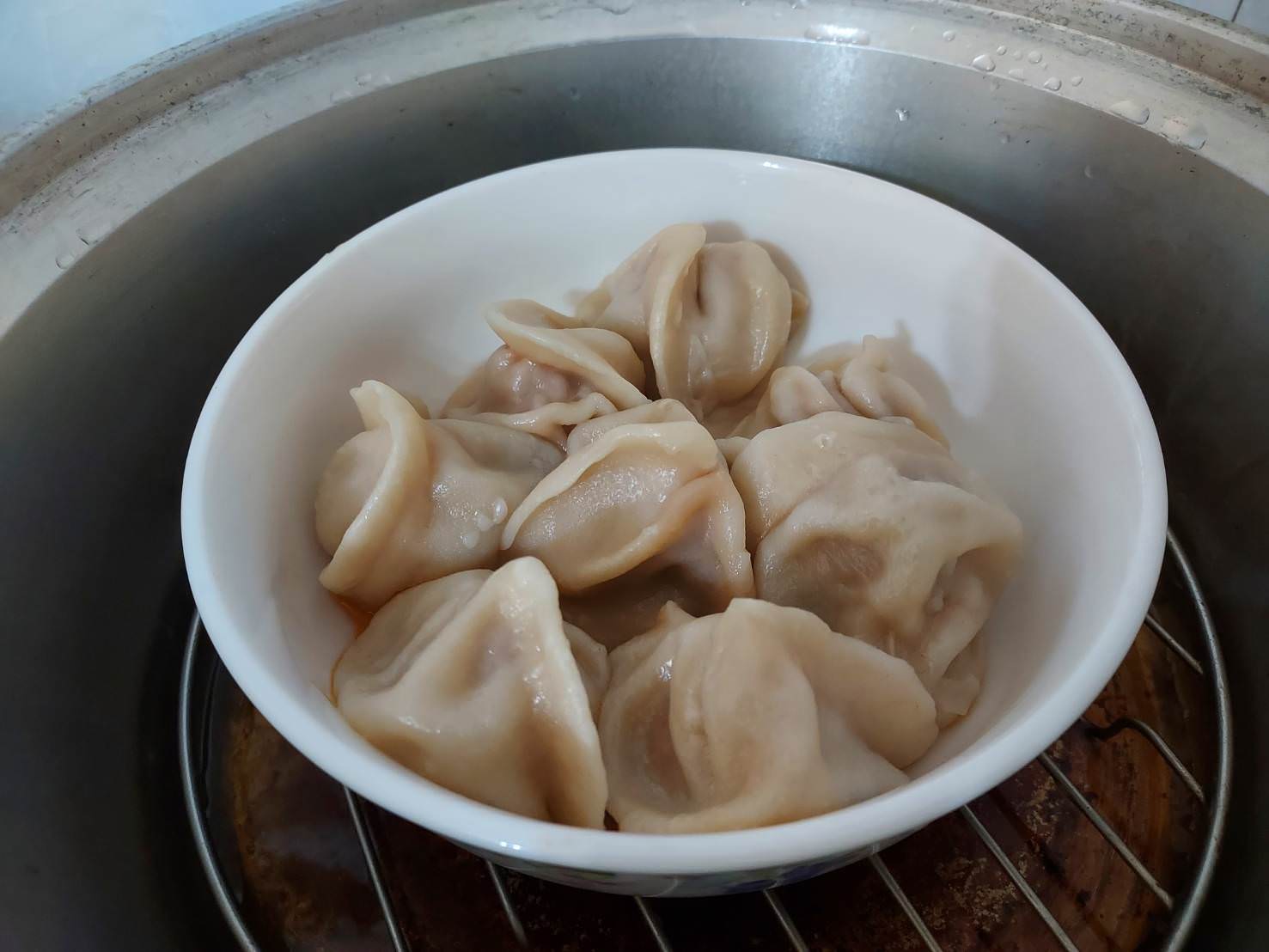 小資開箱┃民生社區 阿霞阿嬤水餃「辣隻豬餃」秘制香辣粉 皮Q飽滿用料實在 肉汁鮮美 冷凍水餃大推薦!