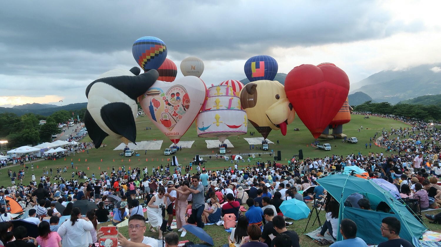 台東鹿野┃熊貓不轉過來蛋糕可愛~2020台東熱氣球嘉年華  全台最美車站 太麻里「多良車站」海景列車