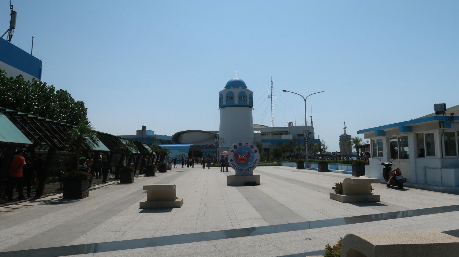 台中梧棲┃最大梧棲漁港觀光漁市 烤花枝今好呷 轉型網美漁港 最美夕陽「高美濕地」這黃昏浪漫極了