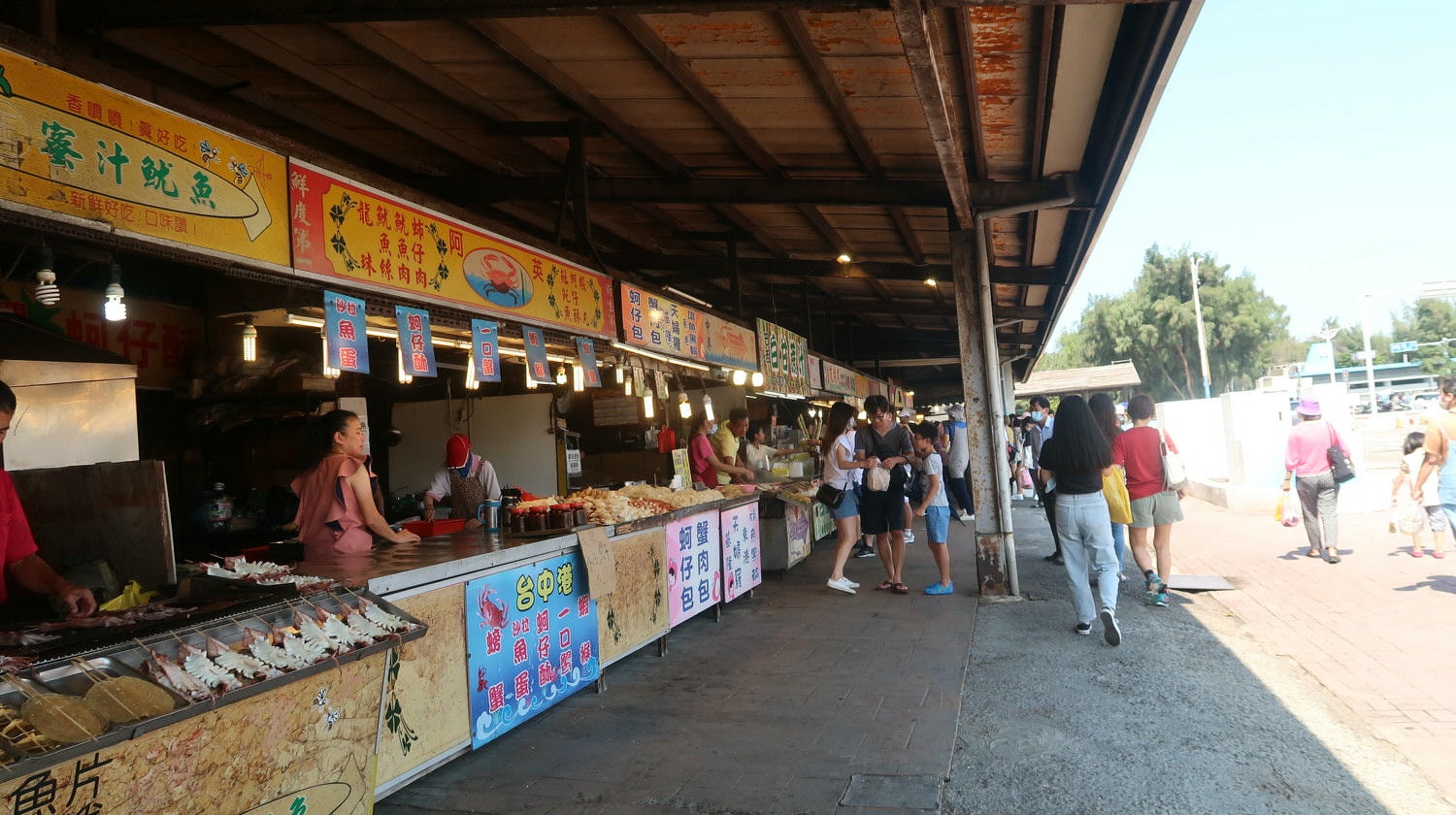 台中梧棲┃最大梧棲漁港觀光漁市 烤花枝今好呷 轉型網美漁港 最美夕陽「高美濕地」這黃昏浪漫極了