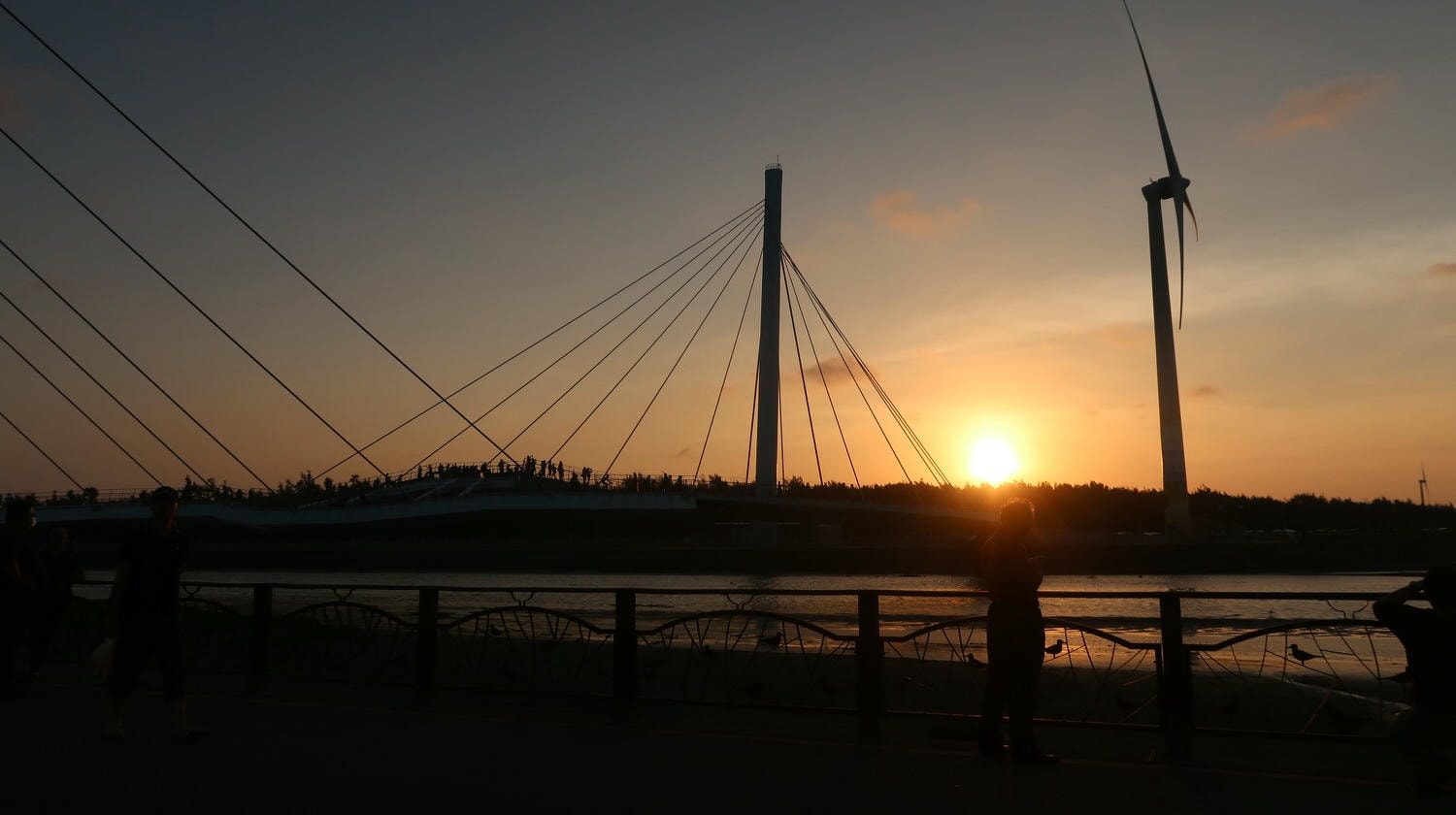 台中梧棲┃最大梧棲漁港觀光漁市 烤花枝今好呷 轉型網美漁港 最美夕陽「高美濕地」這黃昏浪漫極了