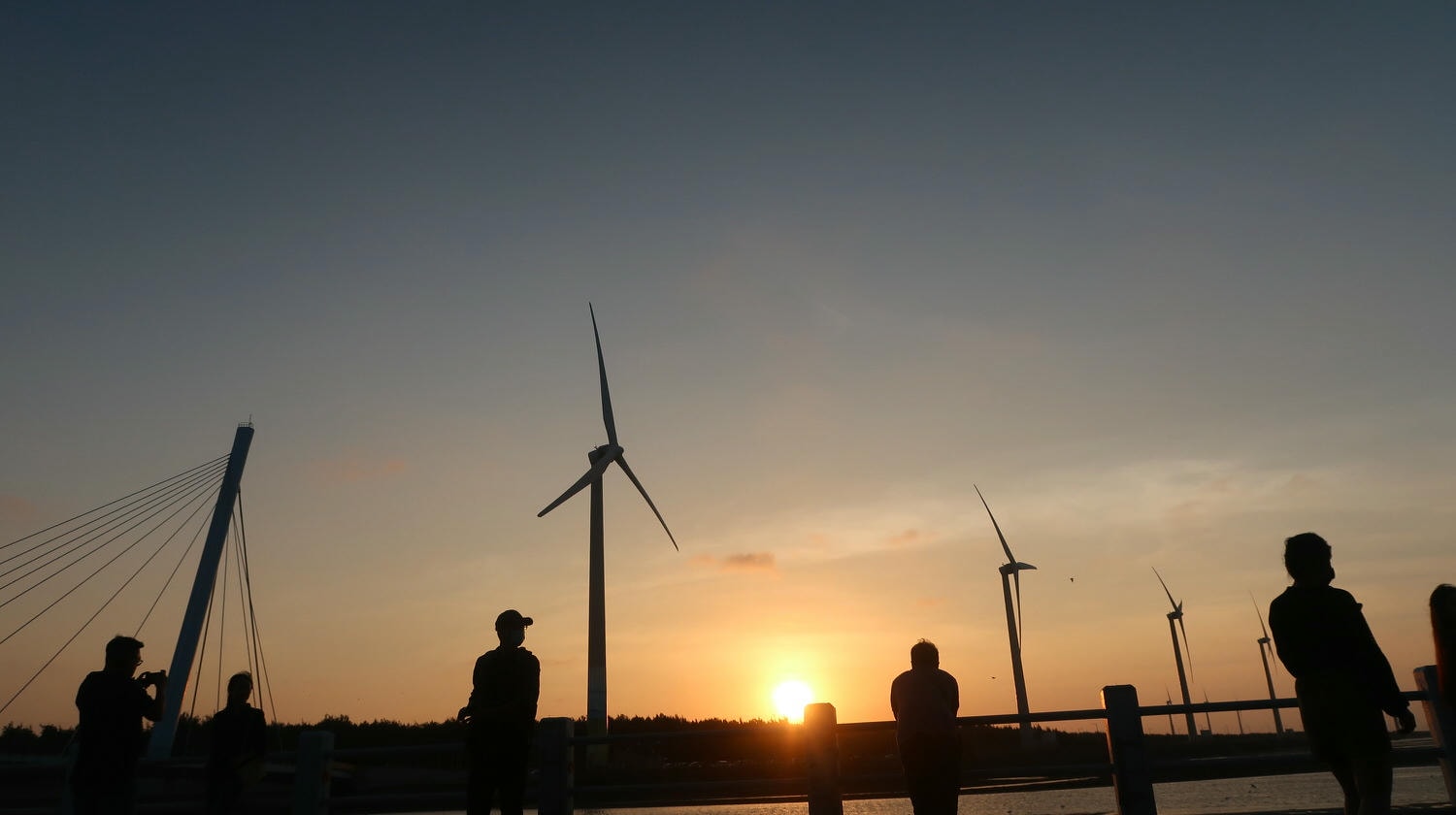 台中梧棲┃最大梧棲漁港觀光漁市 烤花枝今好呷 轉型網美漁港 最美夕陽「高美濕地」這黃昏浪漫極了