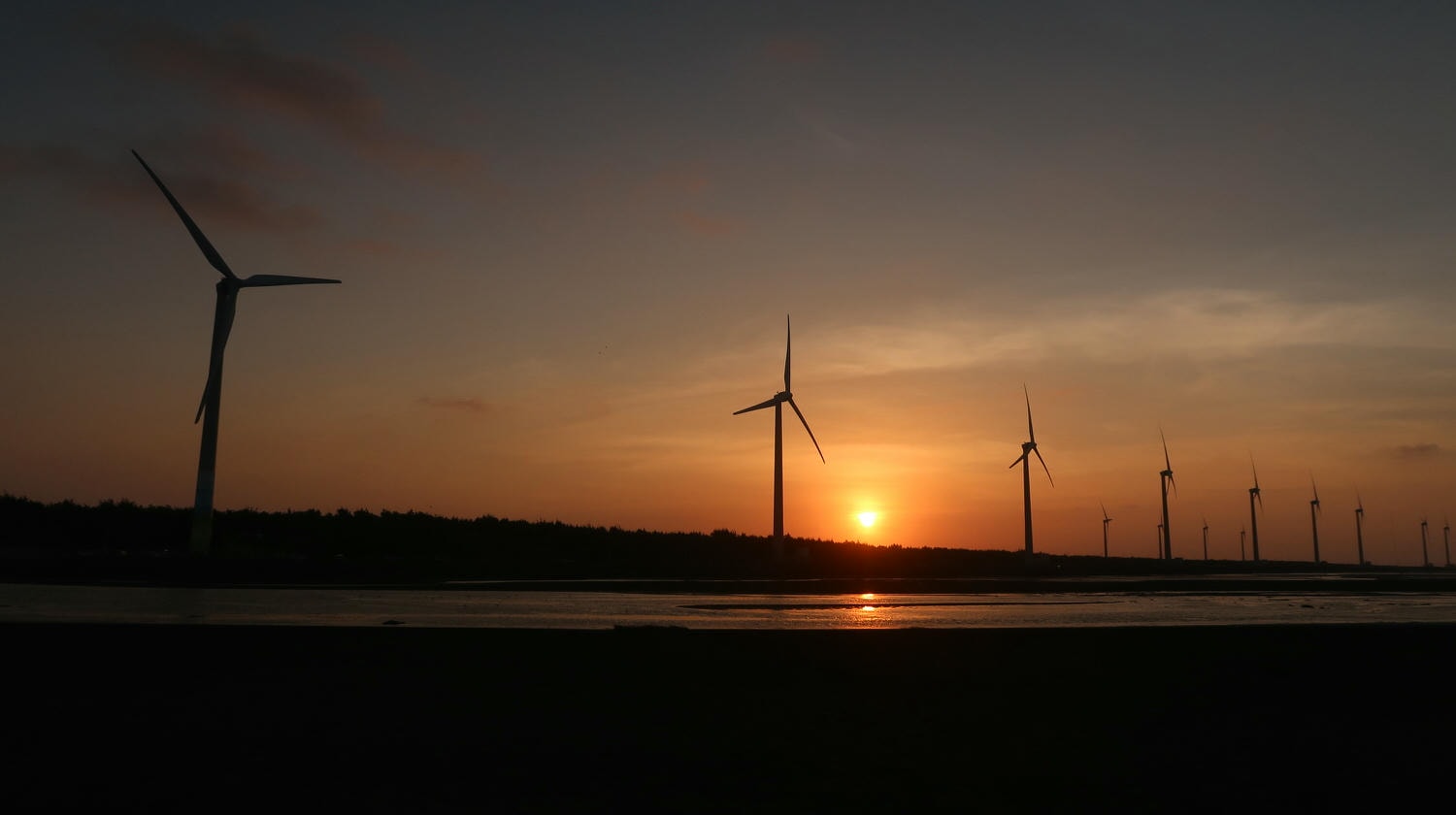 台中梧棲┃最大梧棲漁港觀光漁市 烤花枝今好呷 轉型網美漁港 最美夕陽「高美濕地」這黃昏浪漫極了