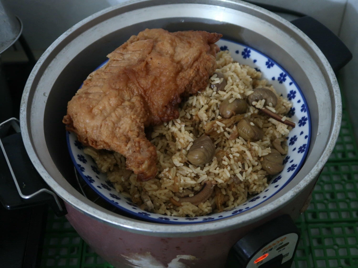 小資開箱┃上班族三餐最方便「冊子油飯」即享餐盒 租屋族一台電鍋搞定 栗子素油飯超推 吃很飽