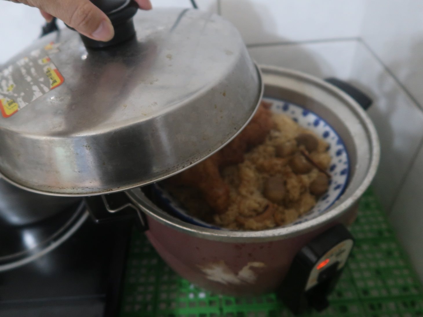 小資開箱┃上班族三餐最方便「冊子油飯」即享餐盒 租屋族一台電鍋搞定 栗子素油飯超推 吃很飽