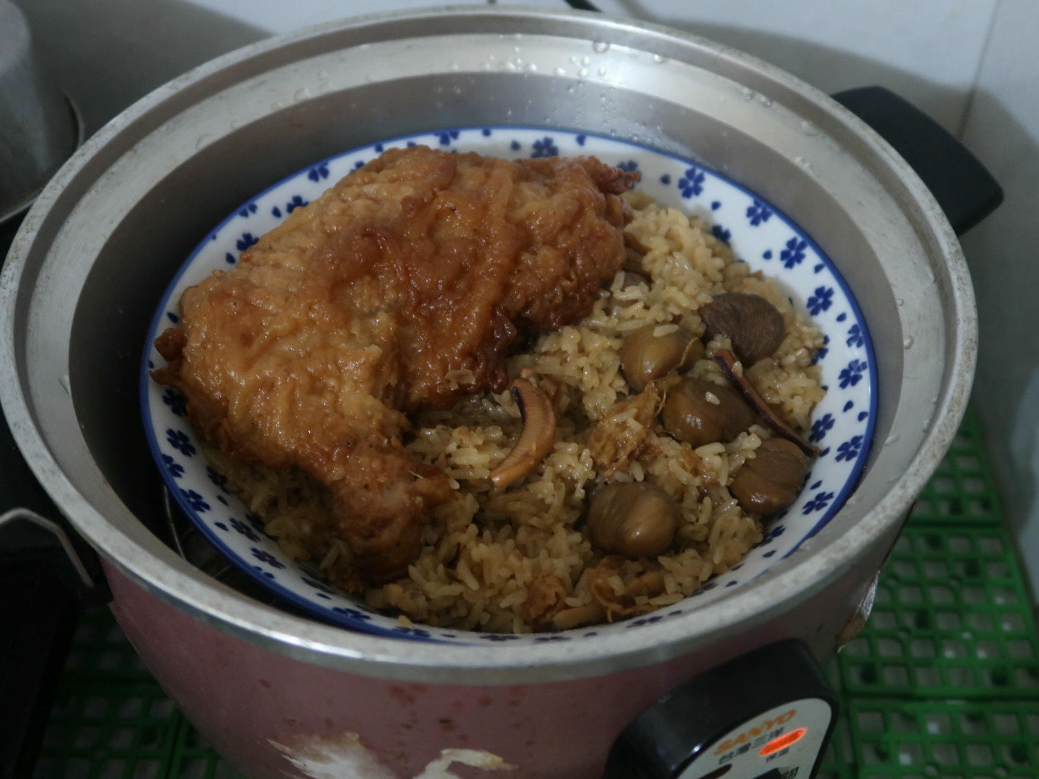 小資開箱┃上班族三餐最方便「冊子油飯」即享餐盒 租屋族一台電鍋搞定 栗子素油飯超推 吃很飽