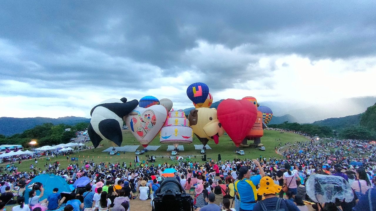 台東鹿野┃熊貓不轉過來蛋糕可愛~2020台東熱氣球嘉年華  全台最美車站 太麻里「多良車站」海景列車