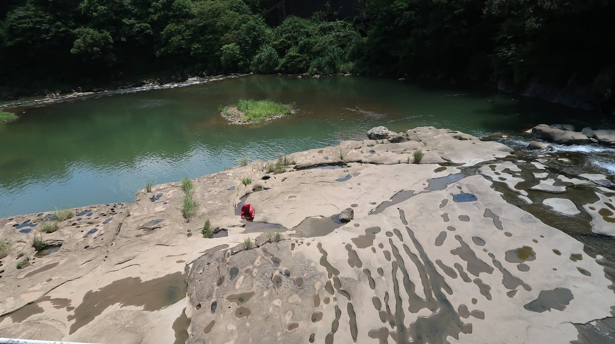 新北平溪┃一日行程 平溪車站遇火車 走走平溪老街 十分瀑布公園 很美的「四廣潭吊橋」 懷舊一日看天燈