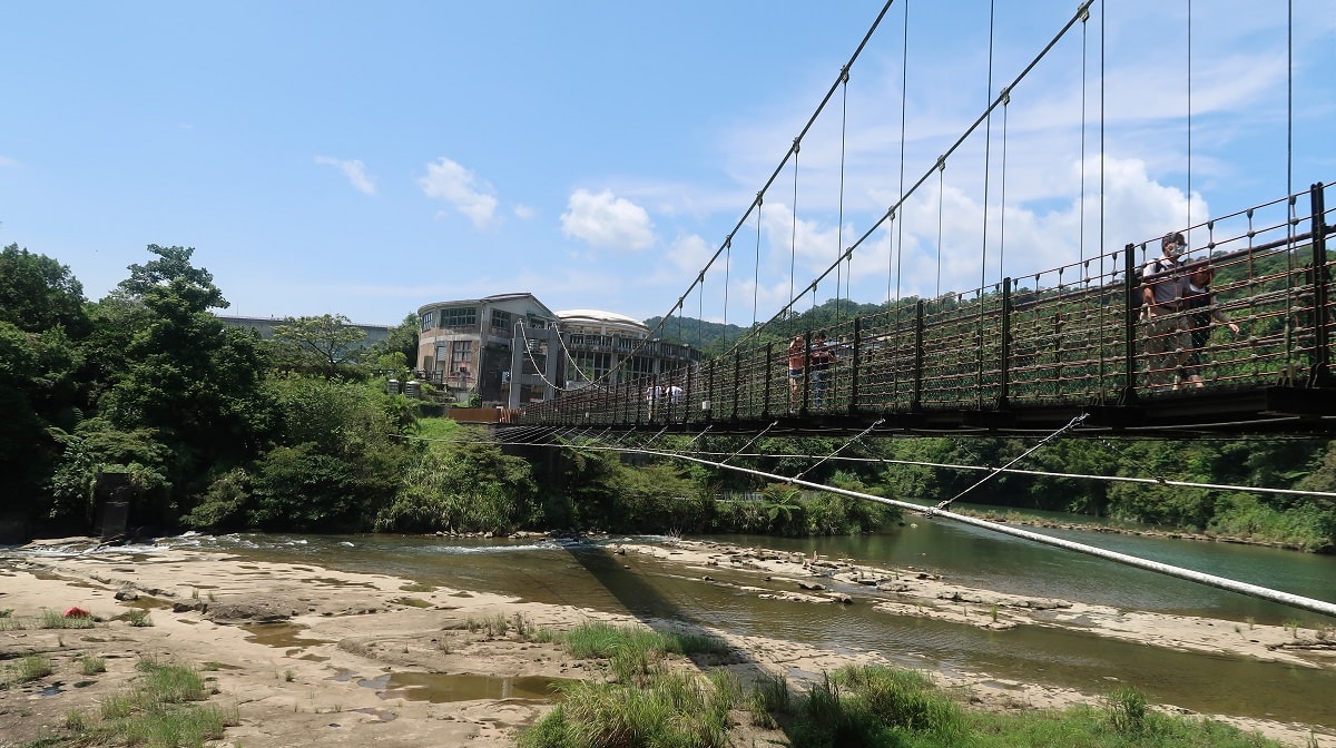 新北平溪┃一日行程 平溪車站遇火車 走走平溪老街 十分瀑布公園 很美的「四廣潭吊橋」 懷舊一日看天燈