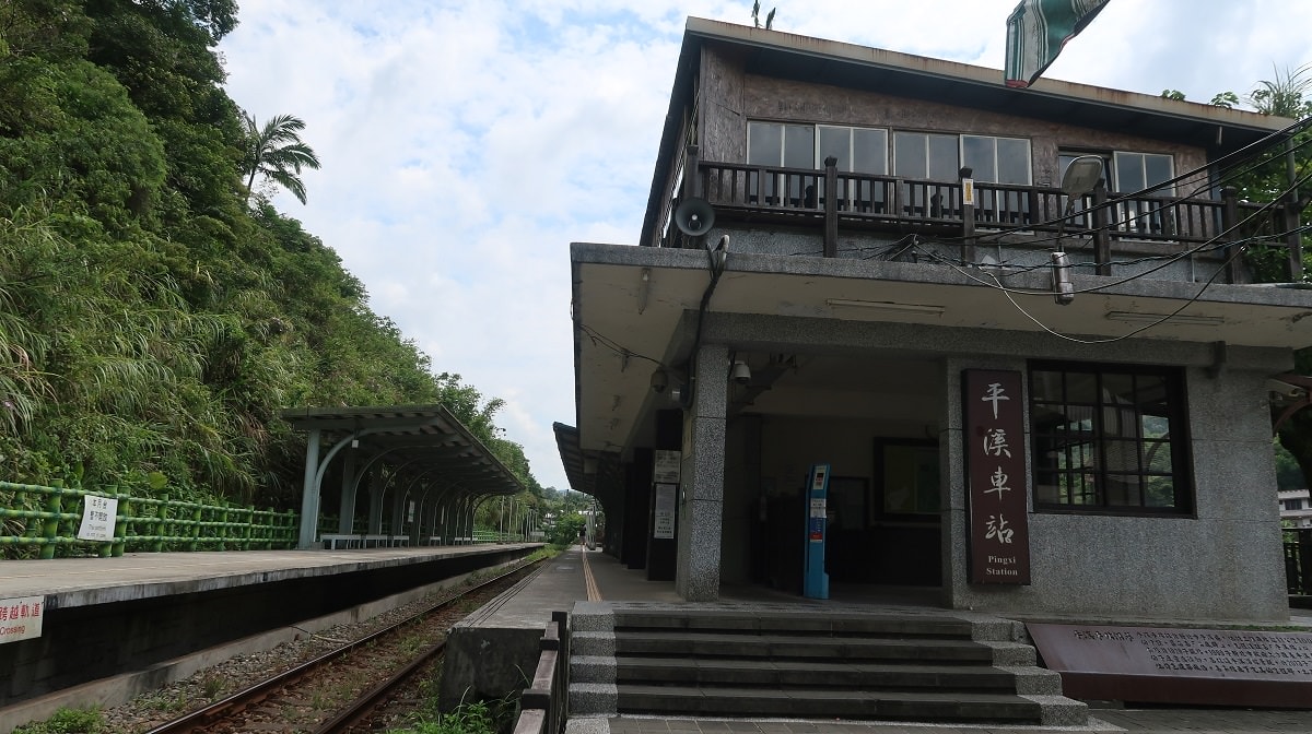 新北平溪┃一日行程 平溪車站遇火車 走走平溪老街 十分瀑布公園 很美的「四廣潭吊橋」 懷舊一日看天燈