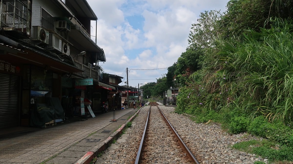 新北平溪┃一日行程 平溪車站遇火車 走走平溪老街 十分瀑布公園 很美的「四廣潭吊橋」 懷舊一日看天燈