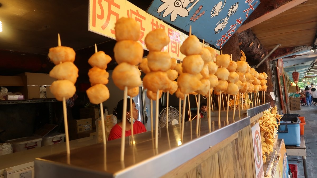 新北平溪┃一日行程 平溪車站遇火車 走走平溪老街 十分瀑布公園 很美的「四廣潭吊橋」 懷舊一日看天燈