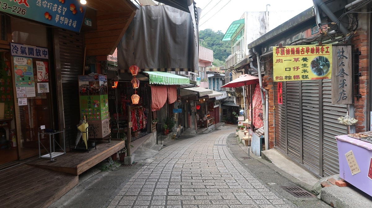 新北平溪┃一日行程 平溪車站遇火車 走走平溪老街 十分瀑布公園 很美的「四廣潭吊橋」 懷舊一日看天燈