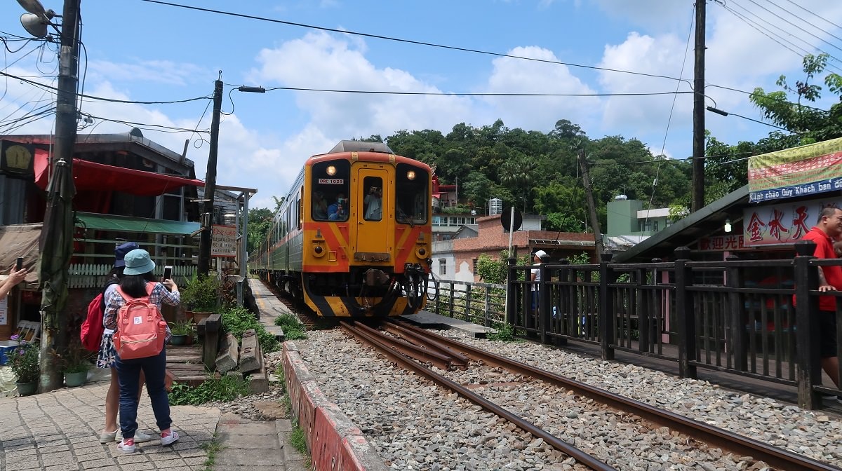 新北平溪┃一日行程 平溪車站遇火車 走走平溪老街 十分瀑布公園 很美的「四廣潭吊橋」 懷舊一日看天燈