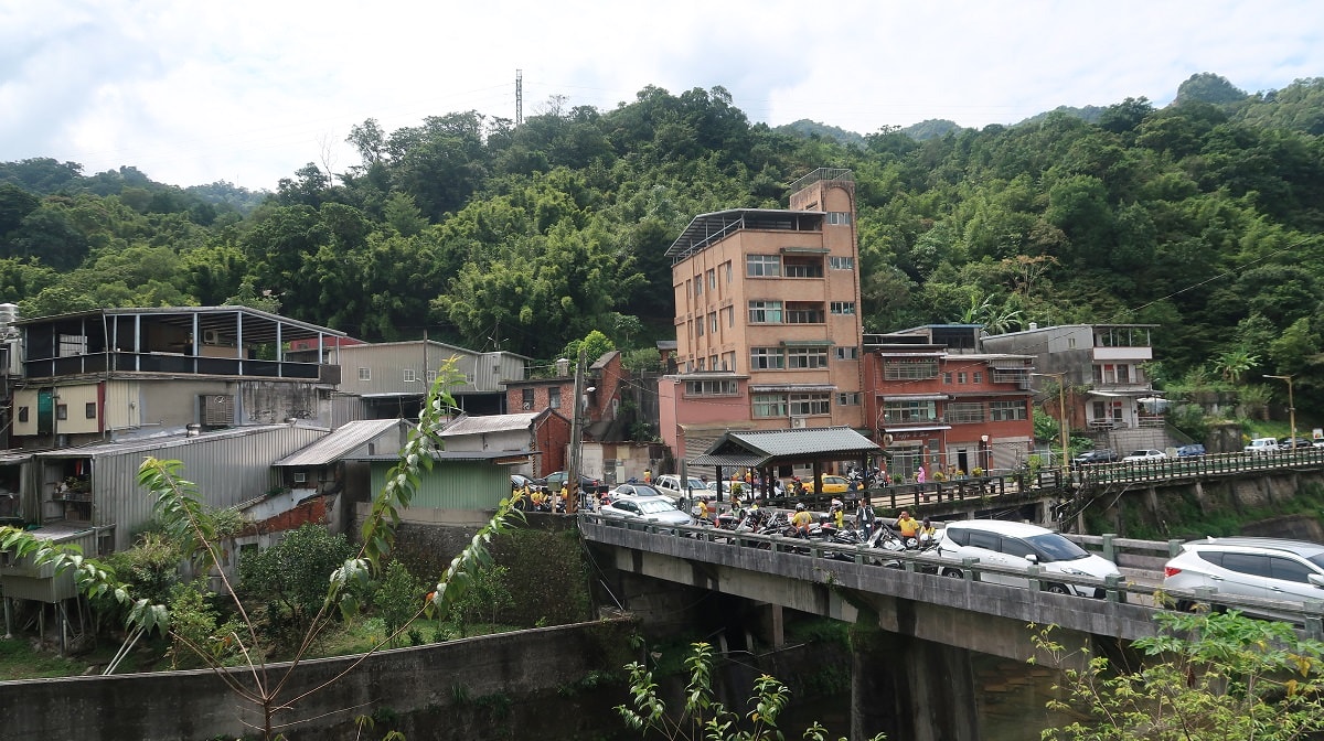 新北平溪┃一日行程 平溪車站遇火車 走走平溪老街 十分瀑布公園 很美的「四廣潭吊橋」 懷舊一日看天燈