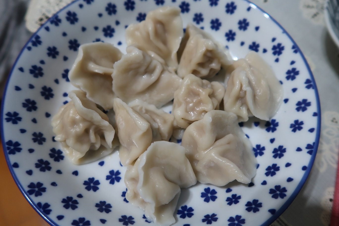 小資開箱┃民生社區 阿霞阿嬤水餃「辣隻豬餃」秘制香辣粉 皮Q飽滿用料實在 肉汁鮮美 冷凍水餃大推薦!