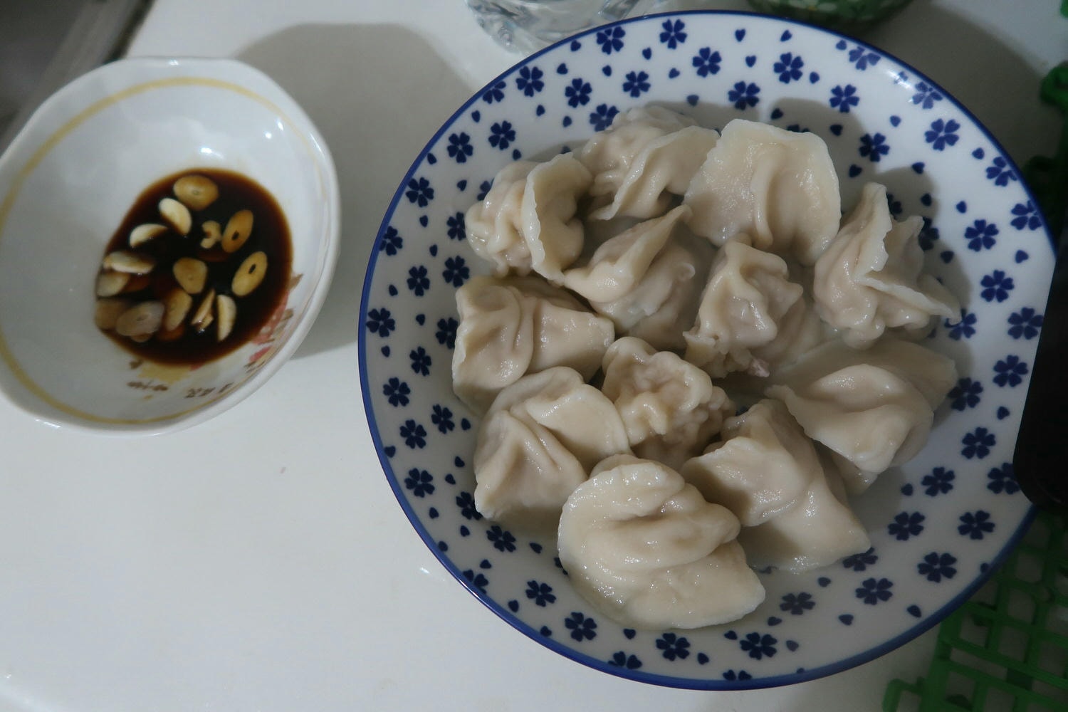 小資開箱┃民生社區 阿霞阿嬤水餃「辣隻豬餃」秘制香辣粉 皮Q飽滿用料實在 肉汁鮮美 冷凍水餃大推薦!