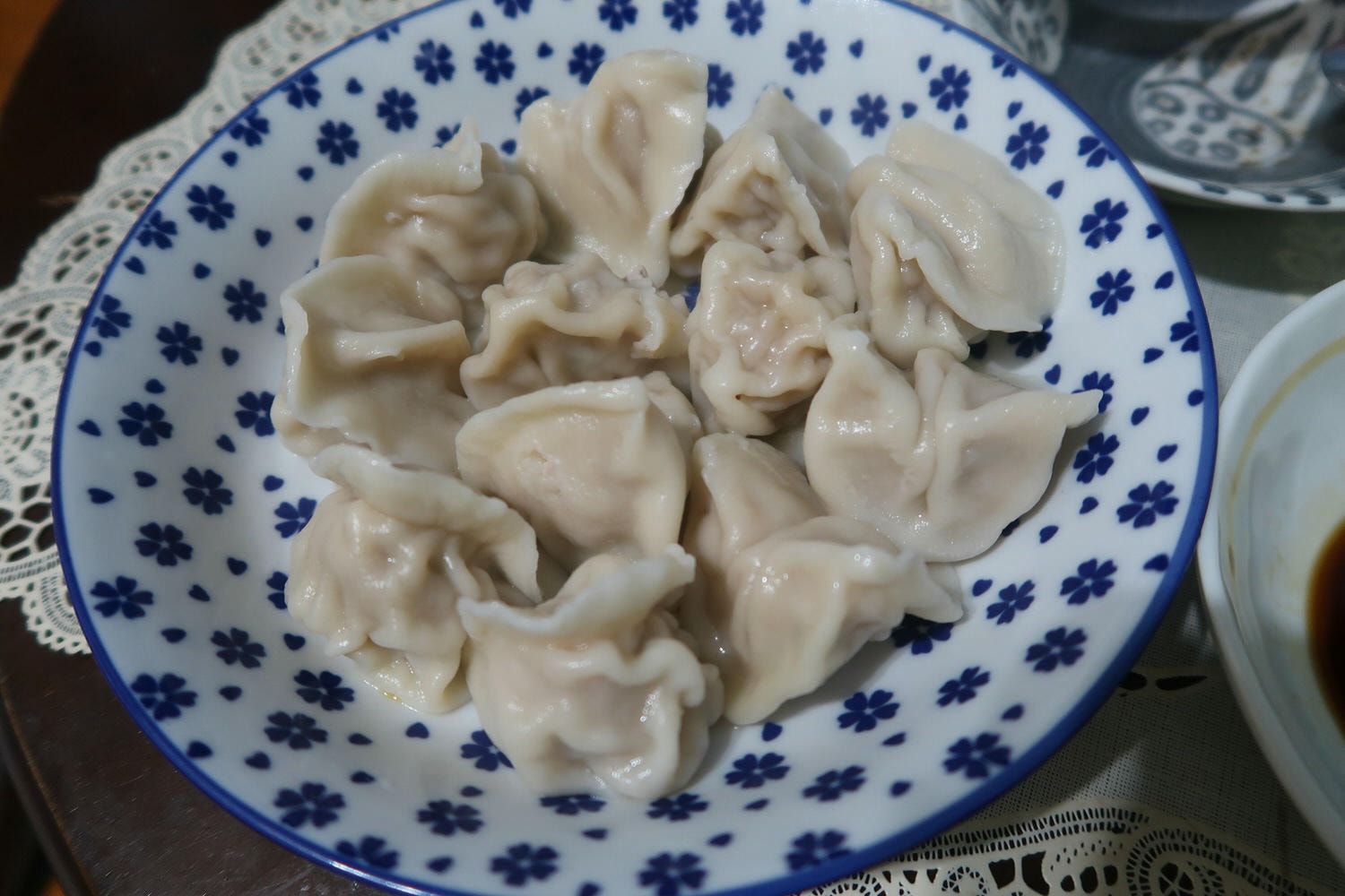 小資開箱┃民生社區 阿霞阿嬤水餃「辣隻豬餃」秘制香辣粉 皮Q飽滿用料實在 肉汁鮮美 冷凍水餃大推薦!