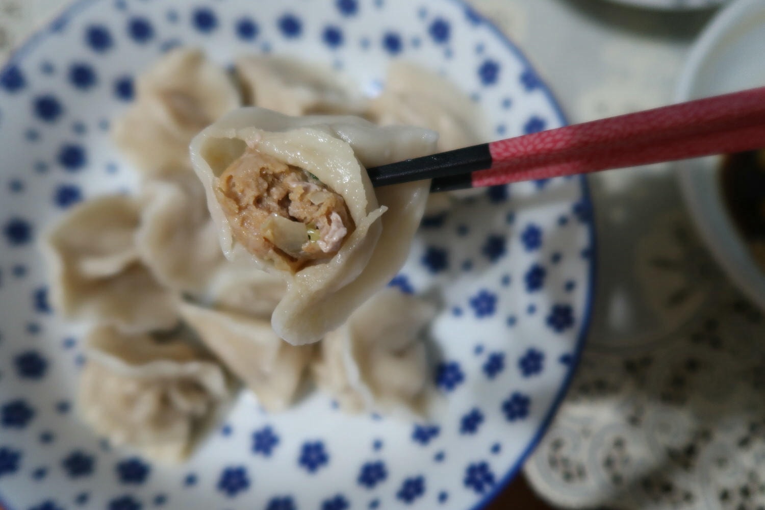 小資開箱┃民生社區 阿霞阿嬤水餃「辣隻豬餃」秘制香辣粉 皮Q飽滿用料實在 肉汁鮮美 冷凍水餃大推薦!